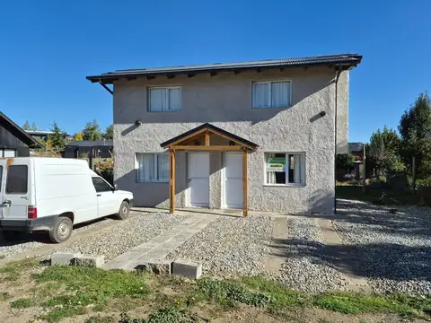 Hermoso dúplex de tres ambientes, en dos plantas, con entrada de auto/camioneta y patio.
