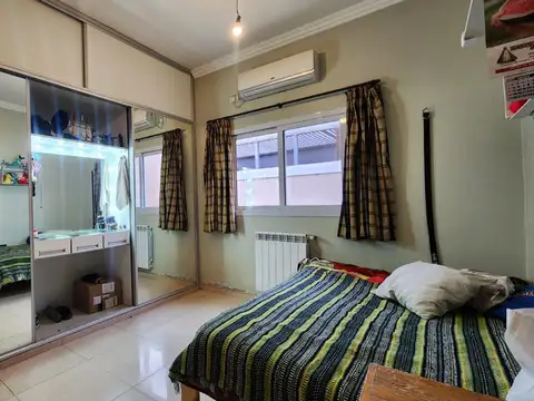 Casa 8 ambientes con 2 baños