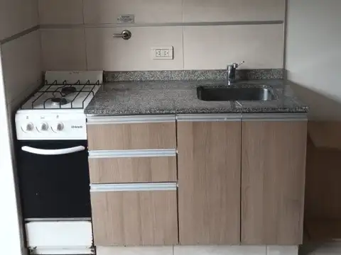 MONOAMBIENTE CON BALCON AL FRENTE- 1 er CUERPO- APTO PROFESIONAL.-