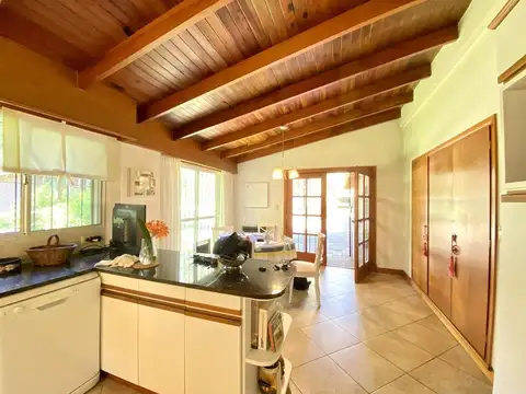 Casa 4 ambientes con 2 baños