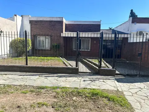 CASA 3 AMBIENTES CON JARDÍN Y COCHERA