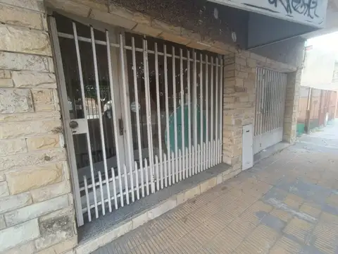 Local Comercial en excelente ubicación con vidirera y oficina 