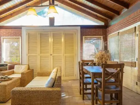 Casa 8 ambientes con 3 baños