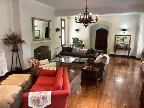 CASA EN LOS TRONCOS 10 AMBIENTES CON PILETA