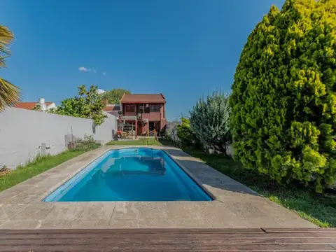 CASA 4 DORMITORIOS. JARDIN - PILETA - PARRILLA - COCHERAS. BANFIELD.