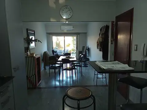 Casa 7 ambientes con 2 baños