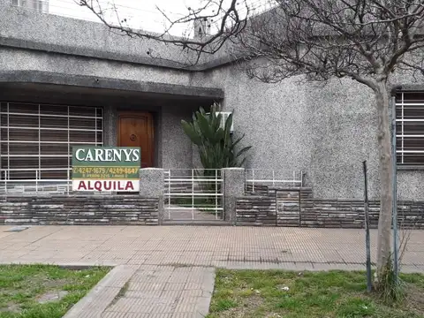CASA DE 3 AMB. SOBRE AVENIDA 