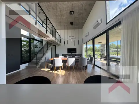 Casa 5 ambientes con 3 baños