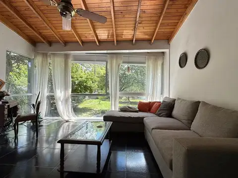 Casa 7 ambientes con 2 baños