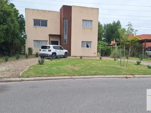 Casa en venta - 3 Dormitorios 3 Baños - Cochera - 900Mts2 - Villanueva, Tigre