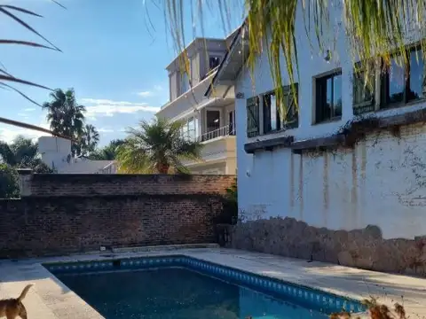 Imponente Casa de Época sobre Barranca de Perú en Acassuso