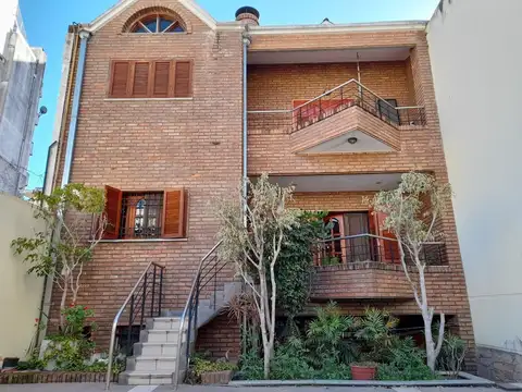 Casa 4 dormitorios doble cochera pileta - Zeballos 2500