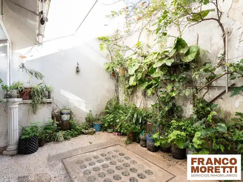 BAJÓ DE VALOR! Amplio Semipiso de 5 Ambientes con 2 Patios en el Corazón de San Cristóbal