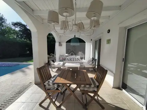 Casa con pileta en Los Jazmines Pilar del Este