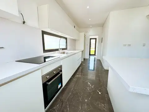 Casa 4 ambientes con 2 baños