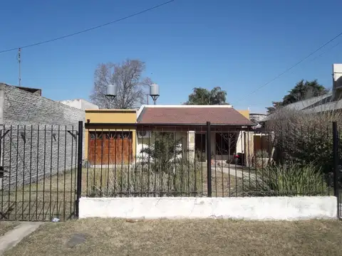 VENTA / CASA / B°. AMANCAY/COCHERA/ GRAN PATIO.