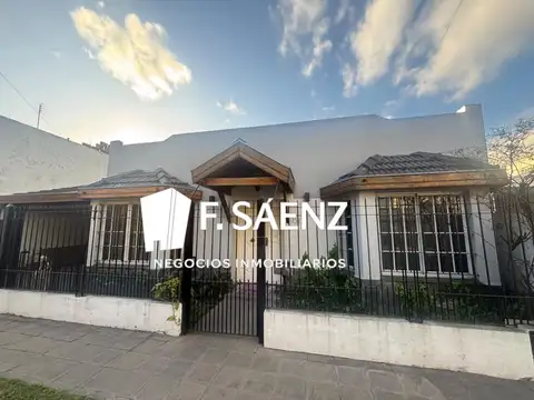 Casa con pileta y jardín en venta en Luis Guillon