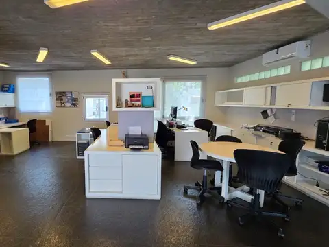 Oficina en Lote Propio Decorada de REVISTA. POLO TECNOLOGICO -