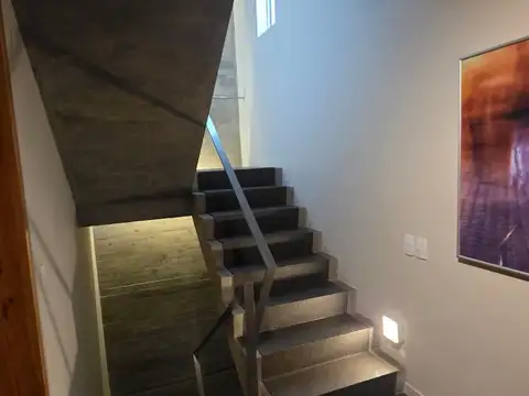 Oficina en Lote Propio Decorada de REVISTA. POLO TECNOLOGICO -