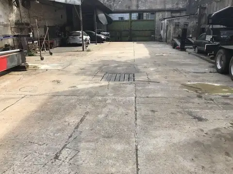 PLAYA PARA CAMIONES CON PORTON SALIDA A DOS CALLES 