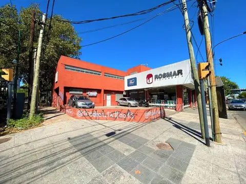 Local comercial en esquina con depósito y estacionamiento