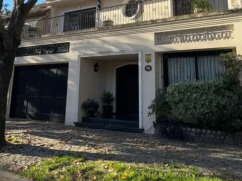 Casa en  Olivos 5 ambientes 