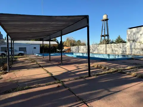 Casa con quincho   sobre  Rucanelo 3663