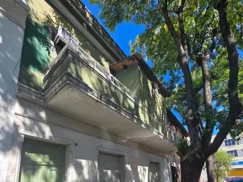 PH 2 y 1/2 ambientes con patio y terraza (1er piso escalera)