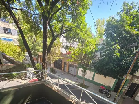 PH 2 y 1/2 ambientes con patio y terraza (1er piso escalera)