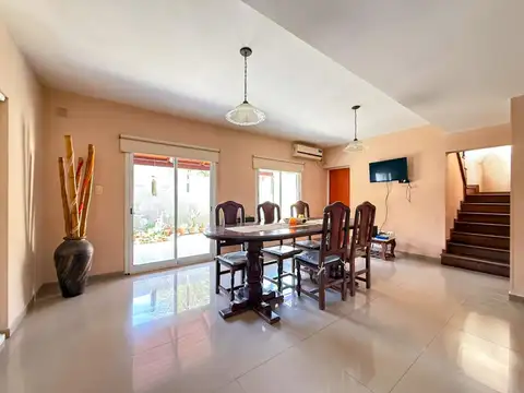 Casa 6 ambientes con 2 baños