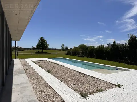 Casa en alquiler anual de 6 ambientes a estrenar con vista directa al golf en el barrio El Cantón.