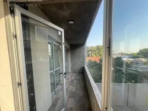 Departamento 3 ambientes con balcón en alquiler - Ezpeleta Este