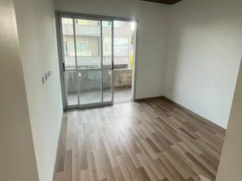 Departamento 3 ambientes con balcón en alquiler - Ezpeleta Este