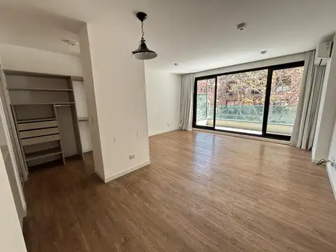 Monoambiente amplio en edificio de categoría.