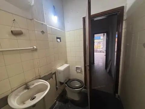 Local Comercial sobre Av. Almafuerte