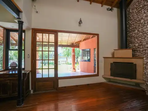Casa en Alquiler con 2 cocheras