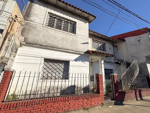 VENTA PH TIPO CASA CON ENTRADA INDEPENDIENTE Y COCHERA. SIN EXPENSAS PERMUTA