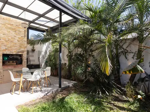 PH 2 AMBIENTES MUY LUMINOSO, CON JARDÍN Y PARRILLA – EXCELENTE UBICACIÓN EN VILLA MAIPÚ. Permuta