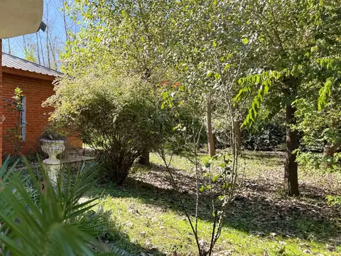 Volver a lo esencial, sin resignar comodidad, esta casa en La Araucaria lo tiene todo!
