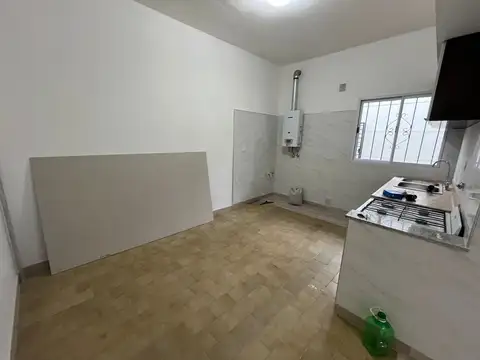 Tipo Casa 2 amb. con patio - ALQUILER