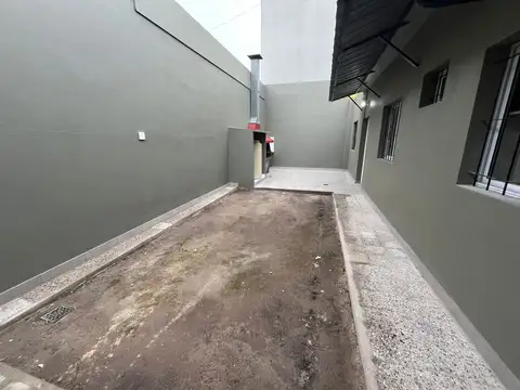 Tipo Casa 2 amb. con patio - ALQUILER