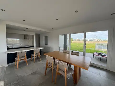 Casa 4 ambientes con 3 baños