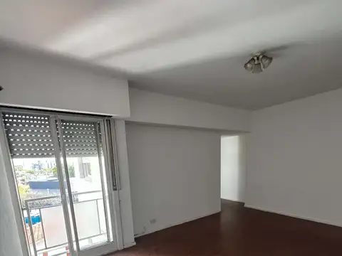 ALQUILO DEPARTAMENTO DE 2 AMBIENTES 40 m2 APROX. MUY LUMINOSO, COCINA SEPARADA, AMPLIO LIVING