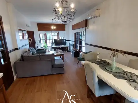 Casa en Venta con 3 cocheras