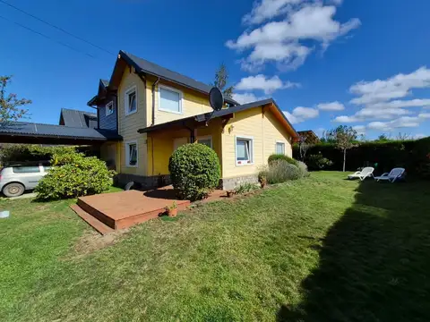 Amplia casa en PH de cuatro ambientes, en dos plantas, con garage y jardín libre al frente y al fondo. Incluye un espacio adicional con potencial para local comercial.