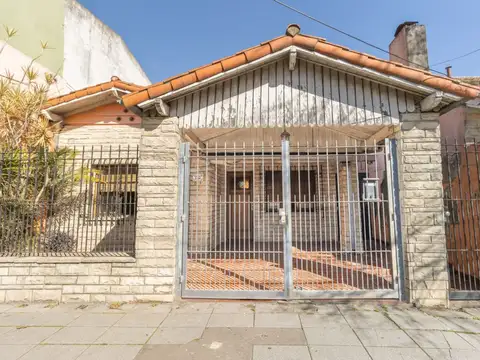 CASA EN VENTA CARAPACHAY EXC. UBICACION 2/3 AMB.