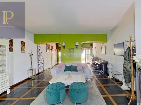 Departamento 4 ambientes con 2 patios, parrilla y cochera