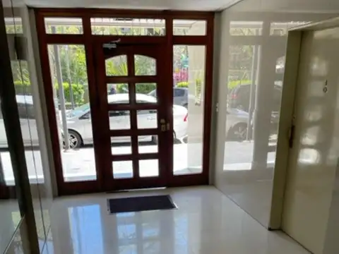 Excelente monoambiente con cocina separada, frente a Plaza Almagro.