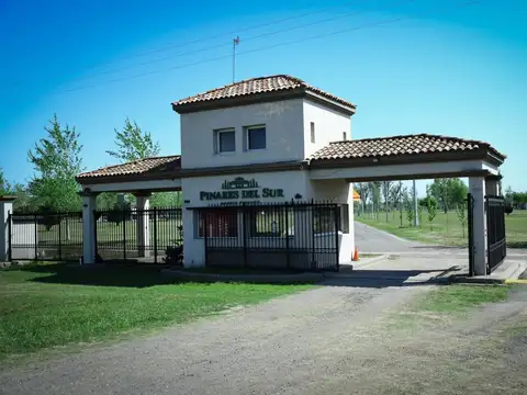 Venta casa 2 plantas de 3 dormitorios con pileta en Pinares del Sur