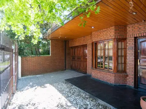 VENTA CASA 4 AMBIENTES CON PILETA EN QUILMES